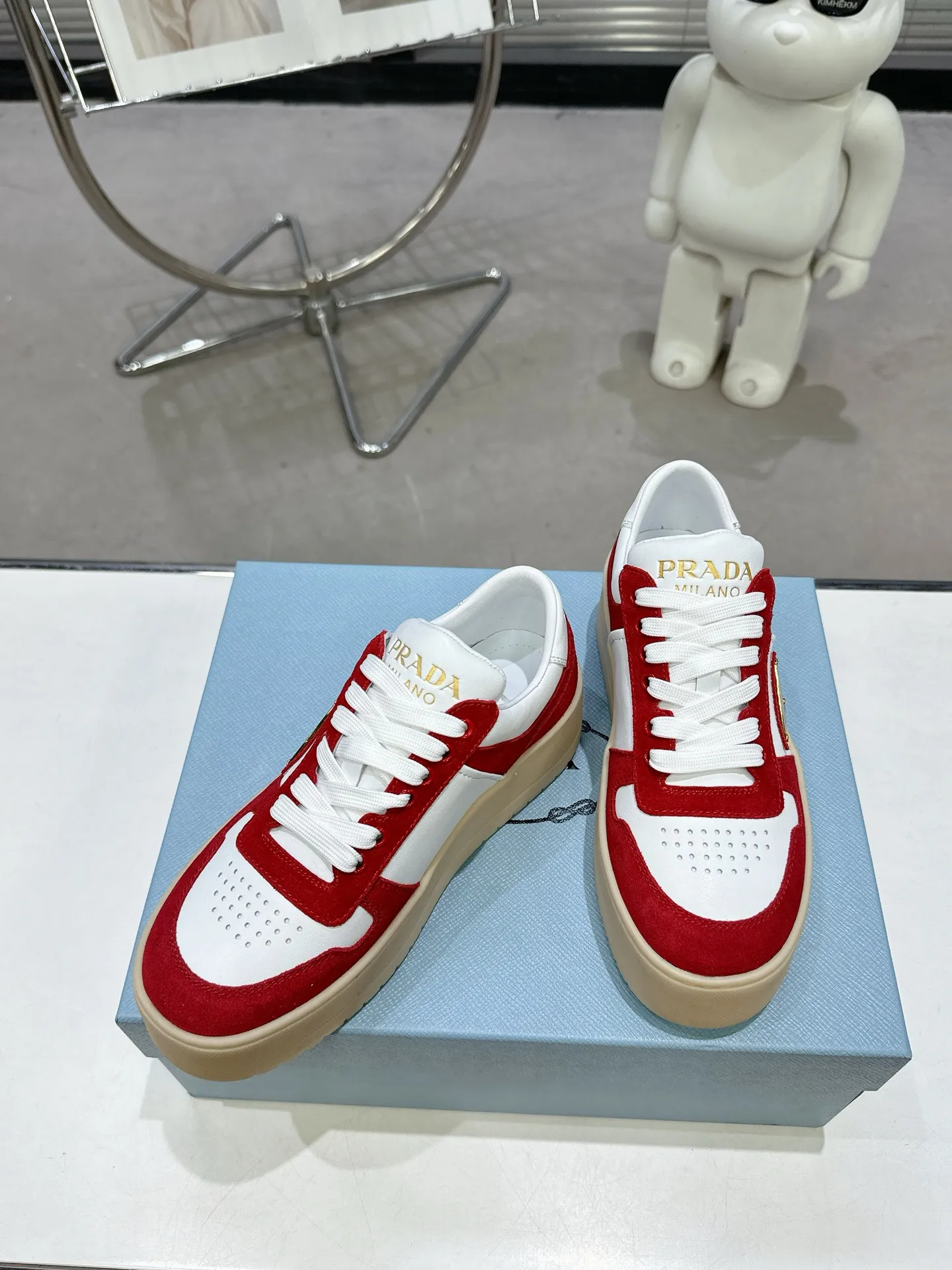 👟👟Ex-factory price 600👟👟 Prada Latest Downtown Bold series Thick-soled Platform Shoes Triangle Logo Casual Sports Shoes White Shoes Original purchase, development and production Downtown Bold sneakers are inspired by the basketball shoes of the 1980s, with sporty design and exquisite details. Crafted from perforated leather, the statement platform sole provides a unique, modern style. The Prada logo is interpreted from different angles, decorated with the iconic enameled triangular metal logo, highlighting the unique classic style. Exquisite packaging at the delivery counter🛍📦 ▪️Fabric: Original custom imported first-layer cowhide ▪️Inner lining: Original imported sheepskin ▪️Outsole: Original open-molded ultra-light foam material ▪️Sole thickness: 4.5CM ▪️Size: Women's 35-40